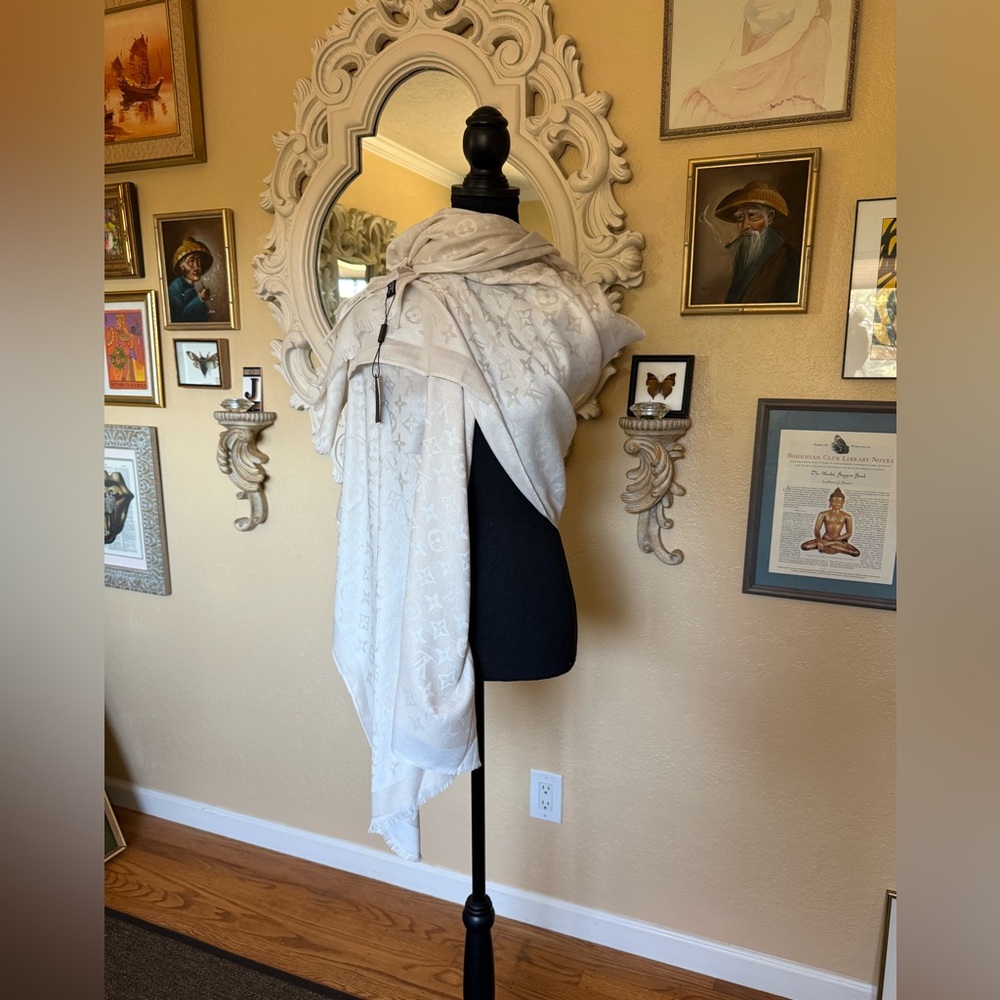 NWT cream colored shawl, throw wrap